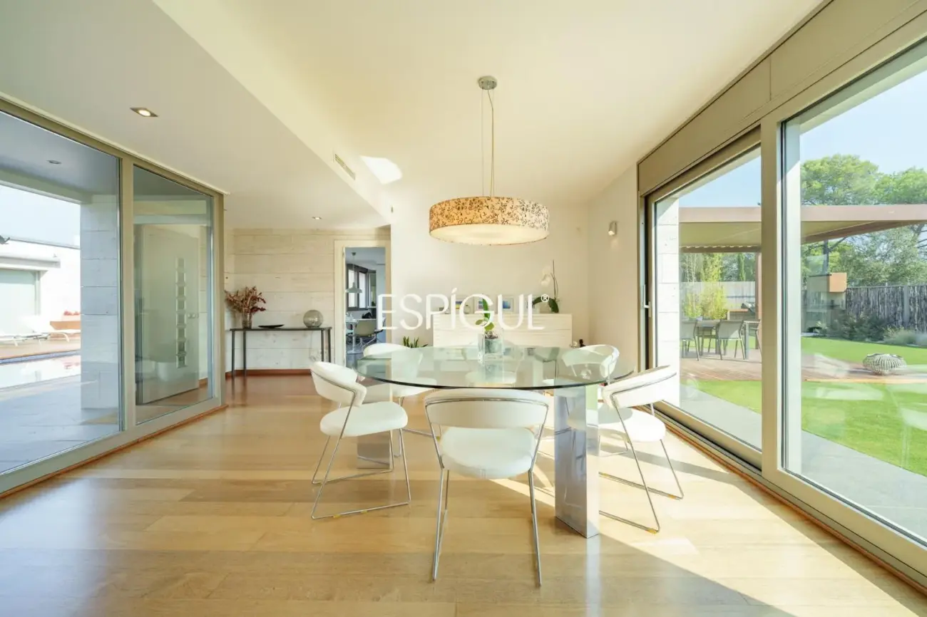Exclusiva casa de diseño con piscina privada y vistas al club de golf de Vallromanes