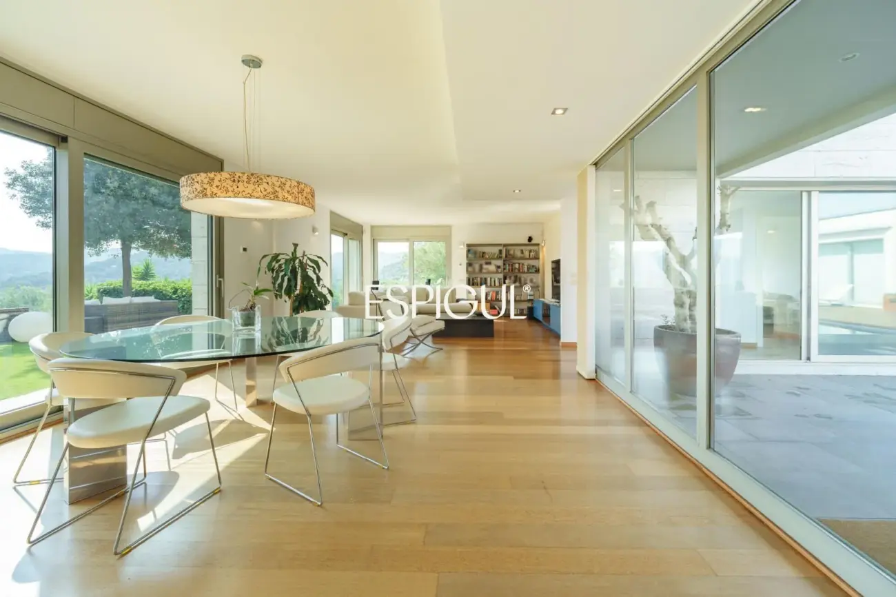 Exclusiva casa de diseño con piscina privada y vistas al club de golf de Vallromanes