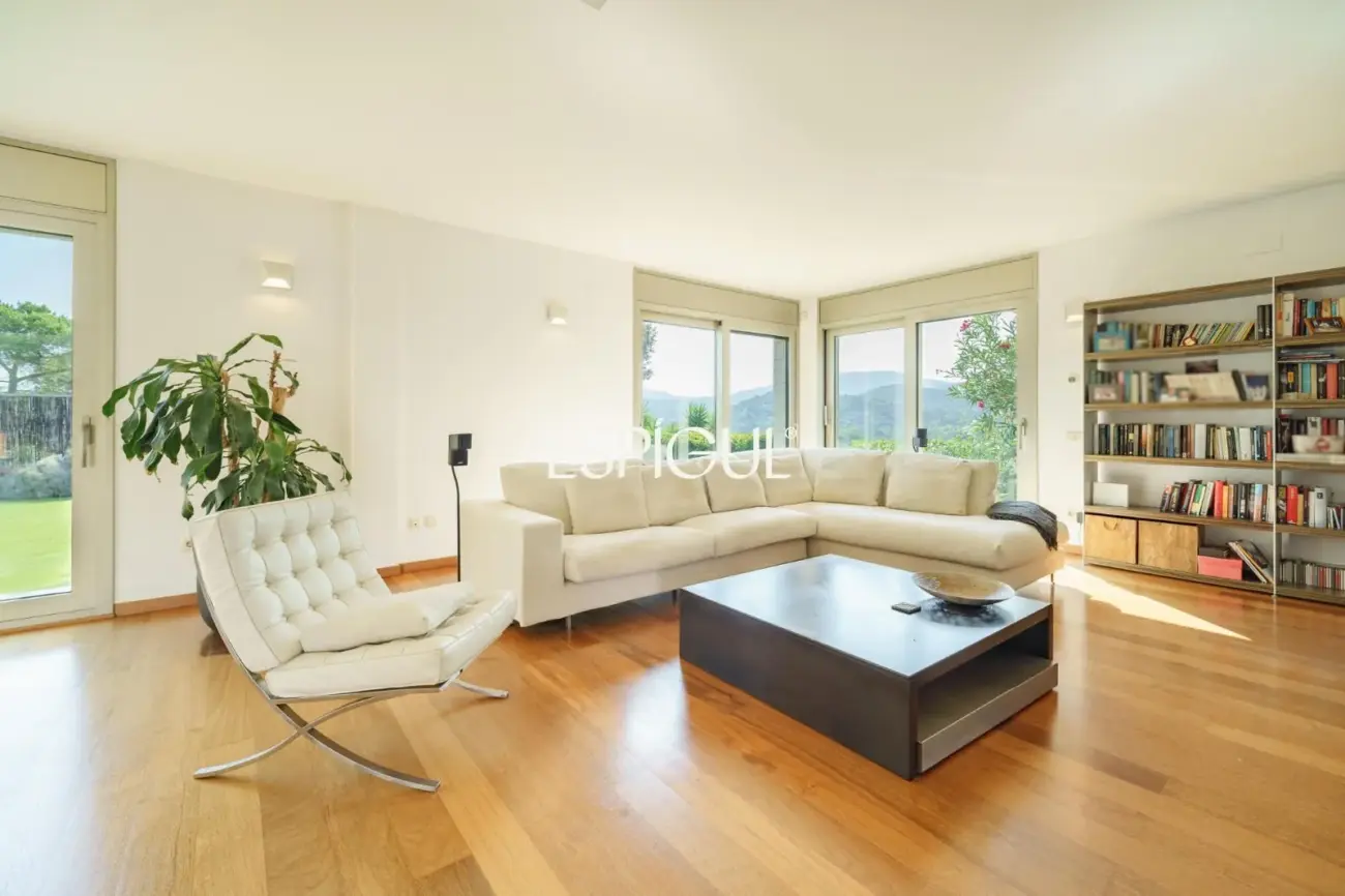 Exclusiva casa de diseño con piscina privada y vistas al club de golf de Vallromanes