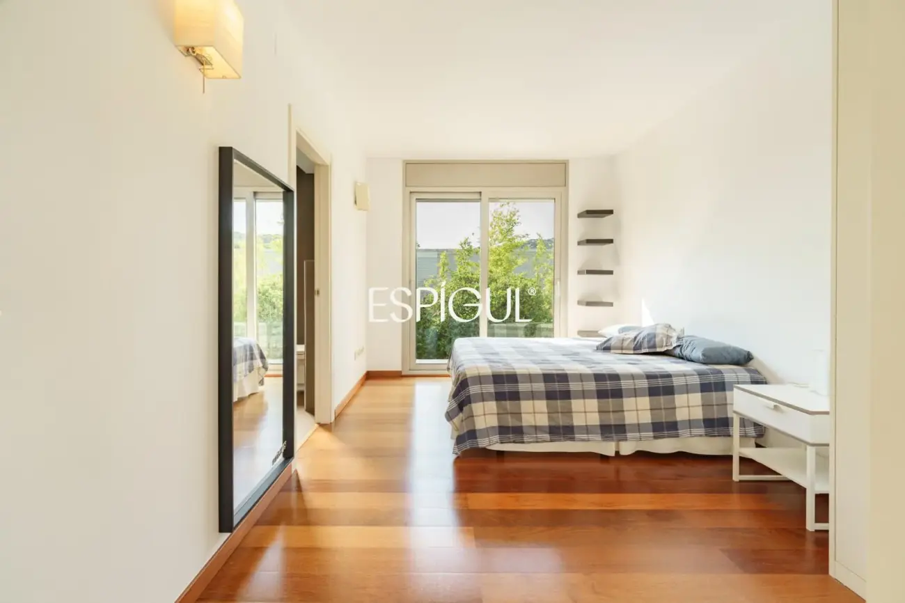 Exclusiva casa de diseño con piscina privada y vistas al club de golf de Vallromanes