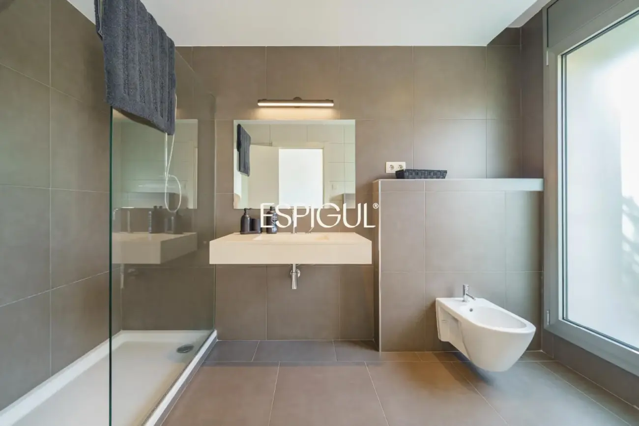 Exclusiva casa de diseño con piscina privada y vistas al club de golf de Vallromanes