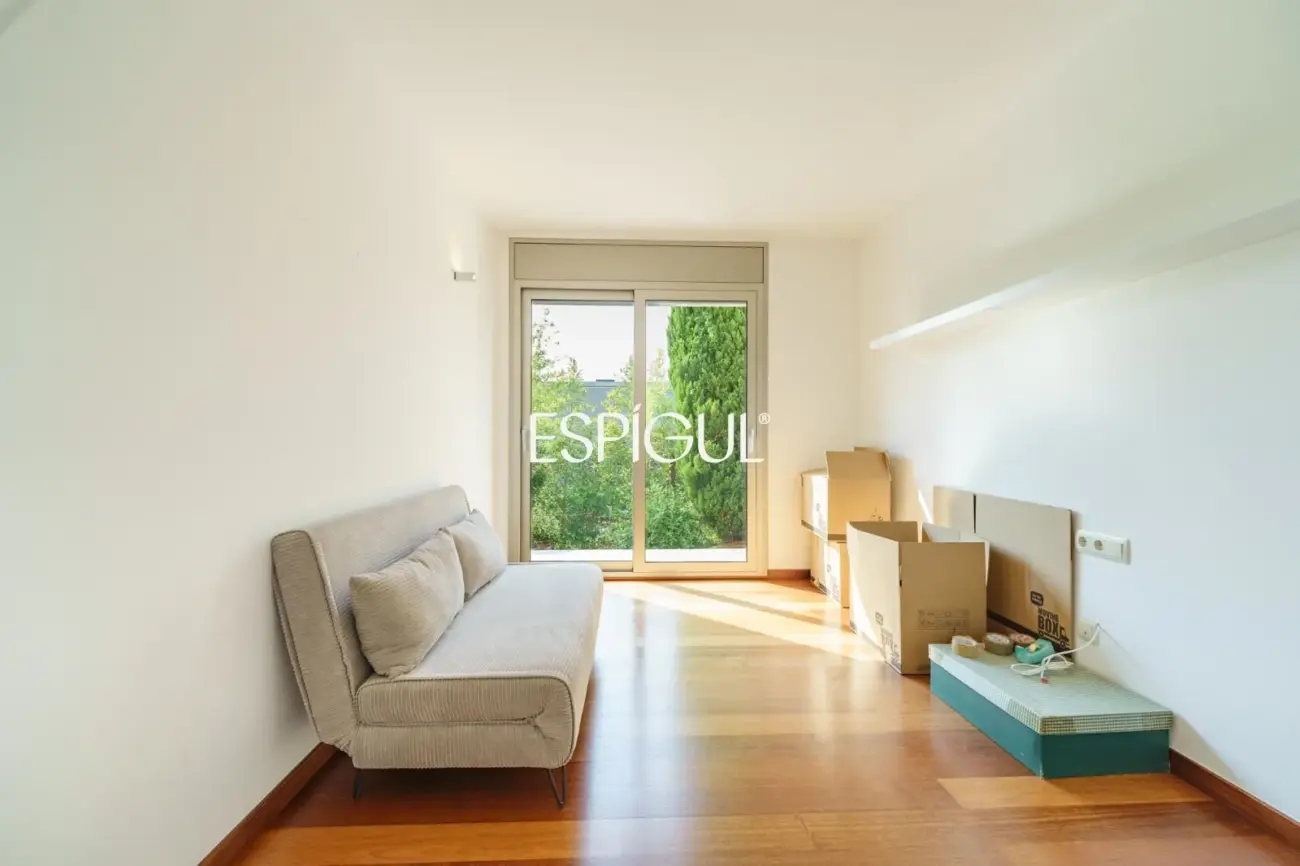Exclusiva casa de diseño con piscina privada y vistas al club de golf de Vallromanes