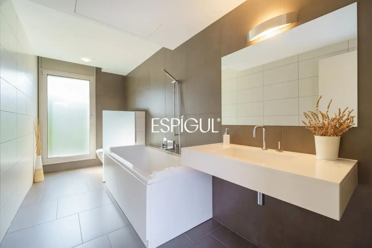 Exclusiva casa de diseño con piscina privada y vistas al club de golf de Vallromanes
