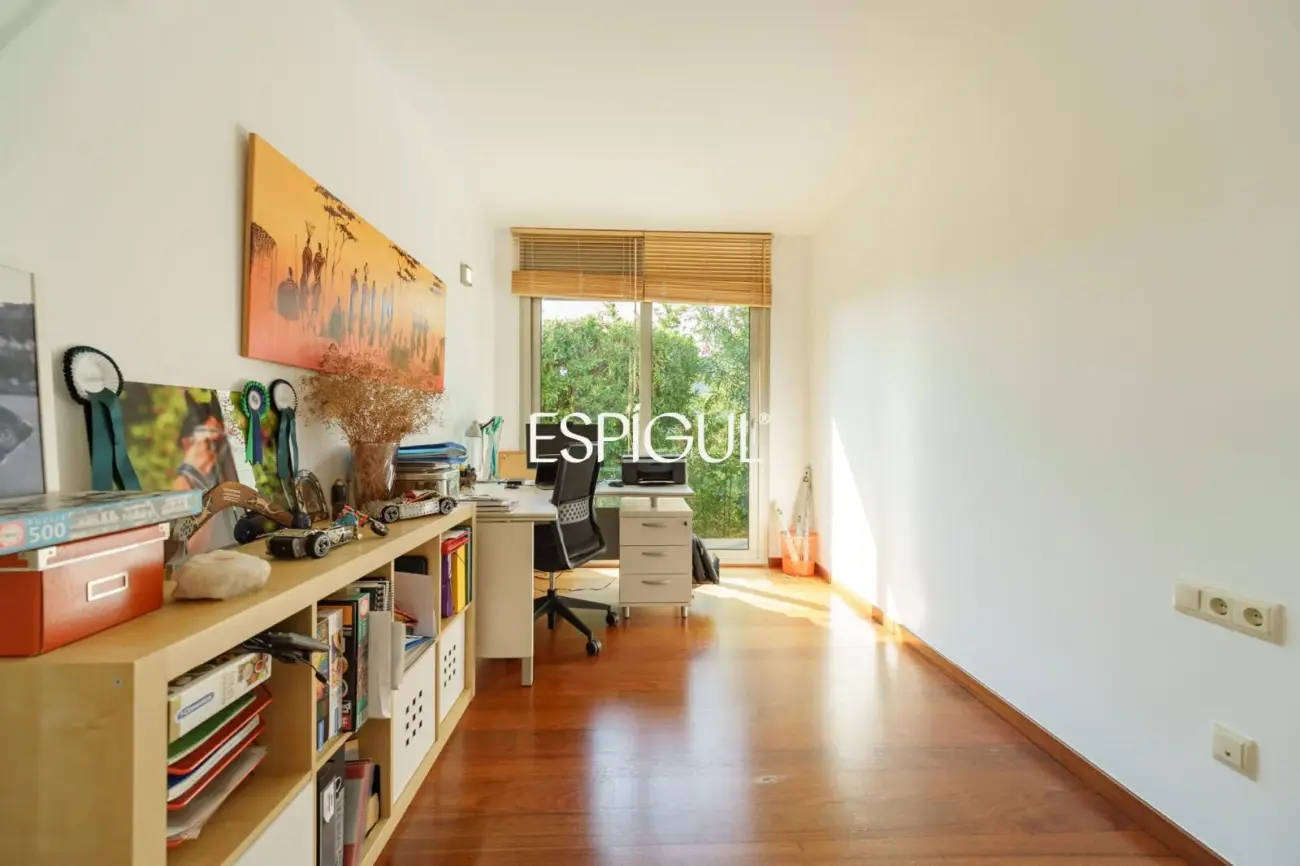 Exclusiva casa de diseño con piscina privada y vistas al club de golf de Vallromanes