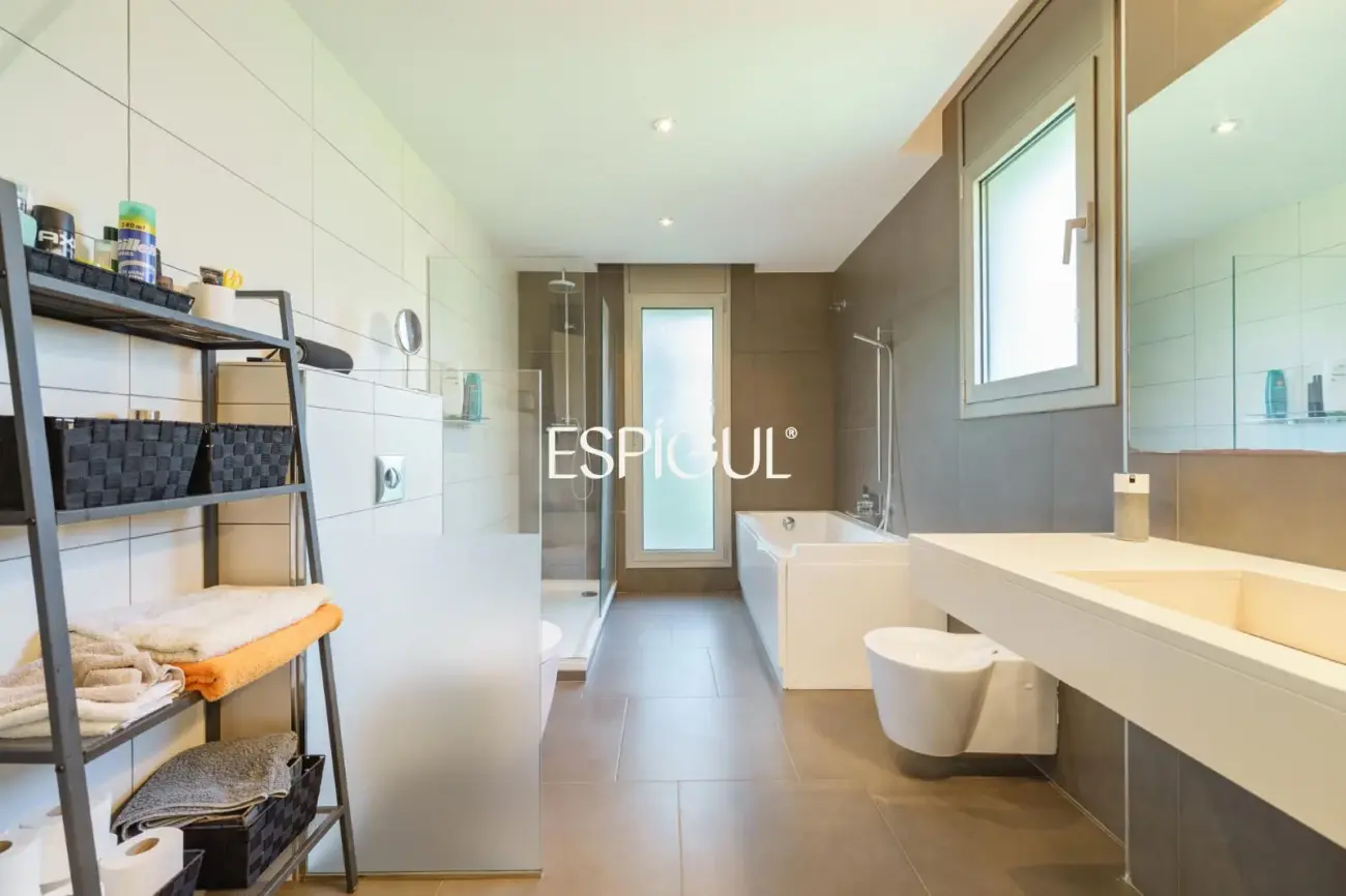 Exclusiva casa de diseño con piscina privada y vistas al club de golf de Vallromanes
