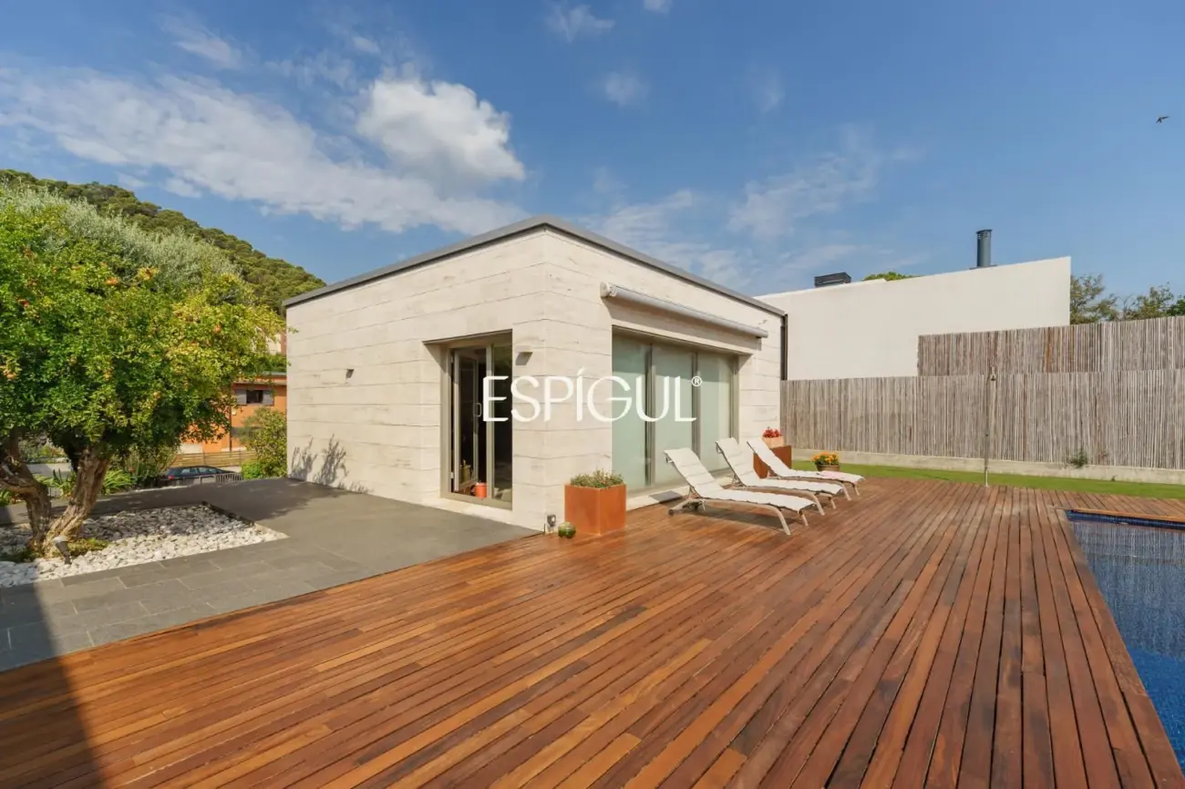 Exclusiva casa de diseño con piscina privada y vistas al club de golf de Vallromanes