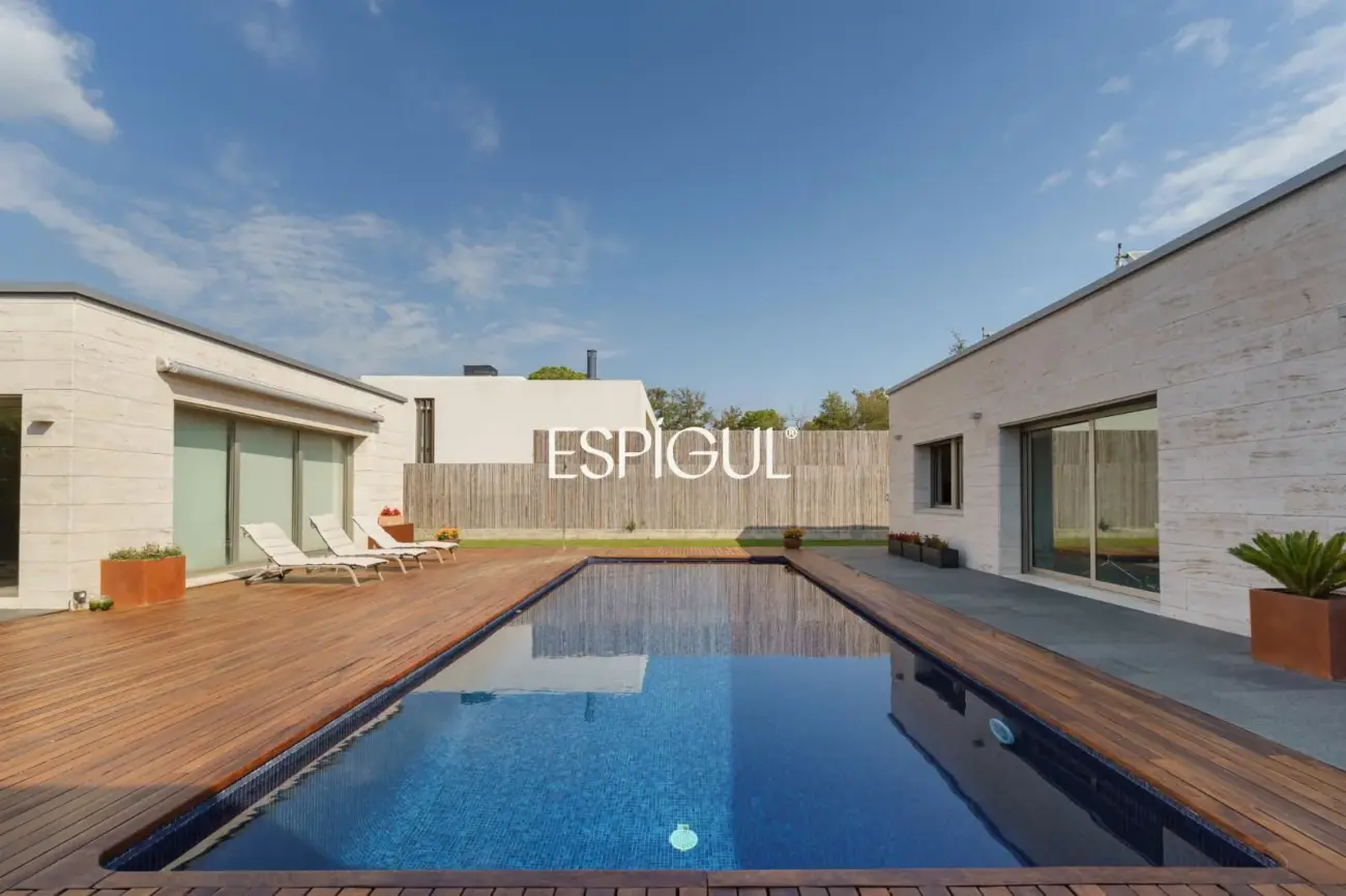 Exclusiva casa de diseño con piscina privada y vistas al club de golf de Vallromanes