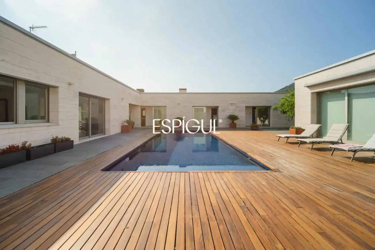 Exclusiva casa de diseño con piscina privada y vistas al club de golf de Vallromanes