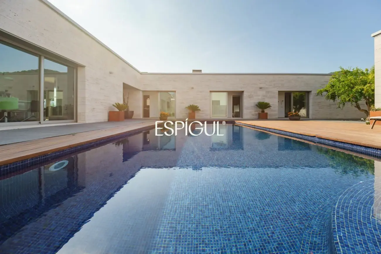 Exclusiva casa de diseño con piscina privada y vistas al club de golf de Vallromanes
