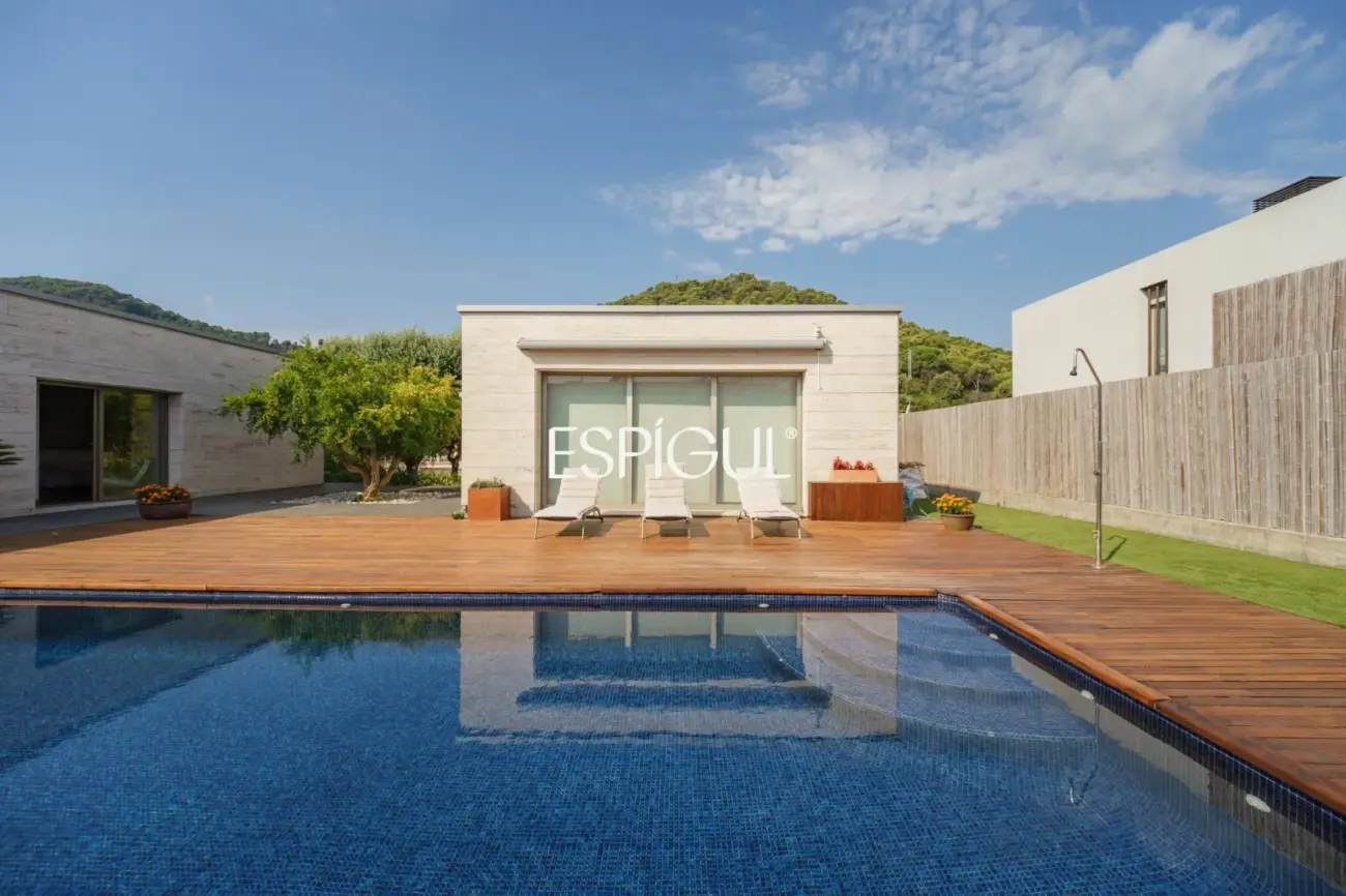 Exclusiva casa de diseño con piscina privada y vistas al club de golf de Vallromanes