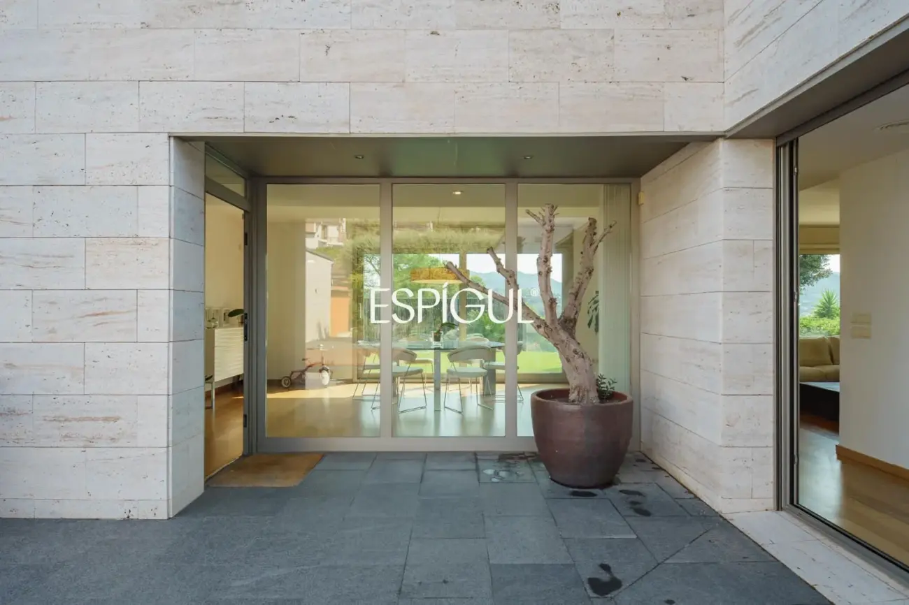 Exclusiva casa de diseño con piscina privada y vistas al club de golf de Vallromanes