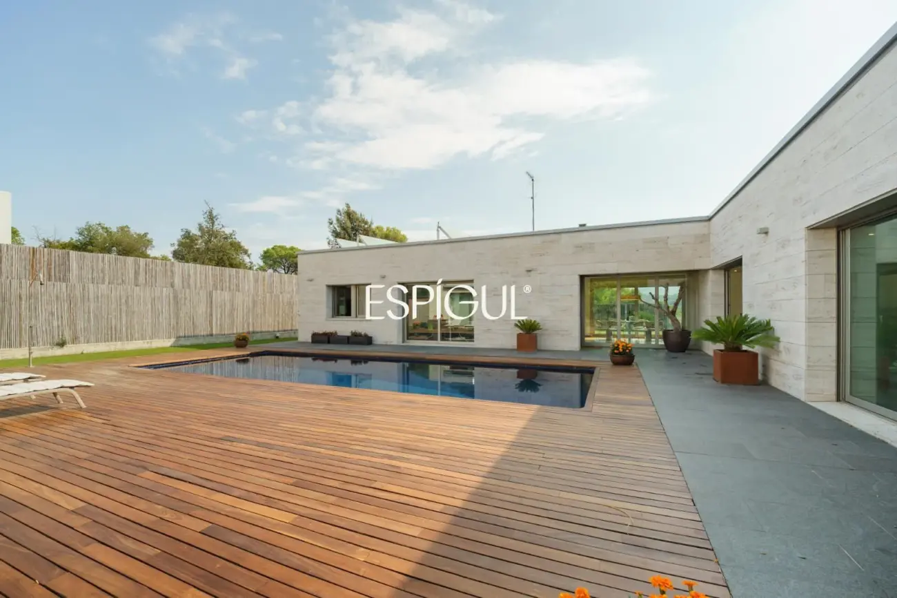 Exclusiva casa de diseño con piscina privada y vistas al club de golf de Vallromanes