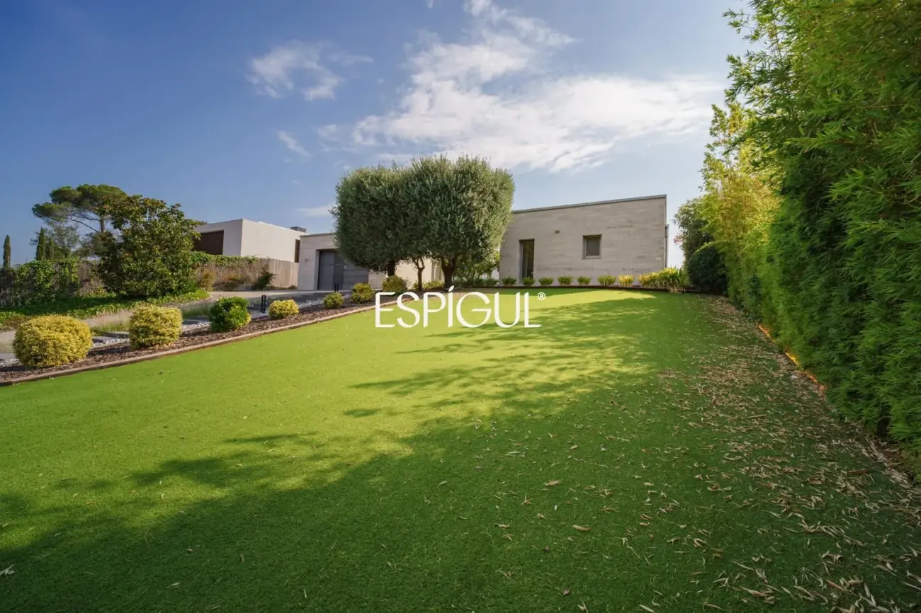 Exclusiva casa de diseño con piscina privada y vistas al club de golf de Vallromanes