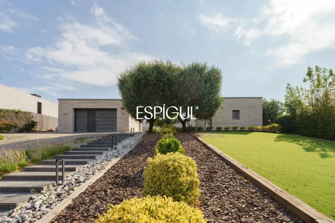 Exclusiva casa de diseño con piscina privada y vistas al club de golf de Vallromanes