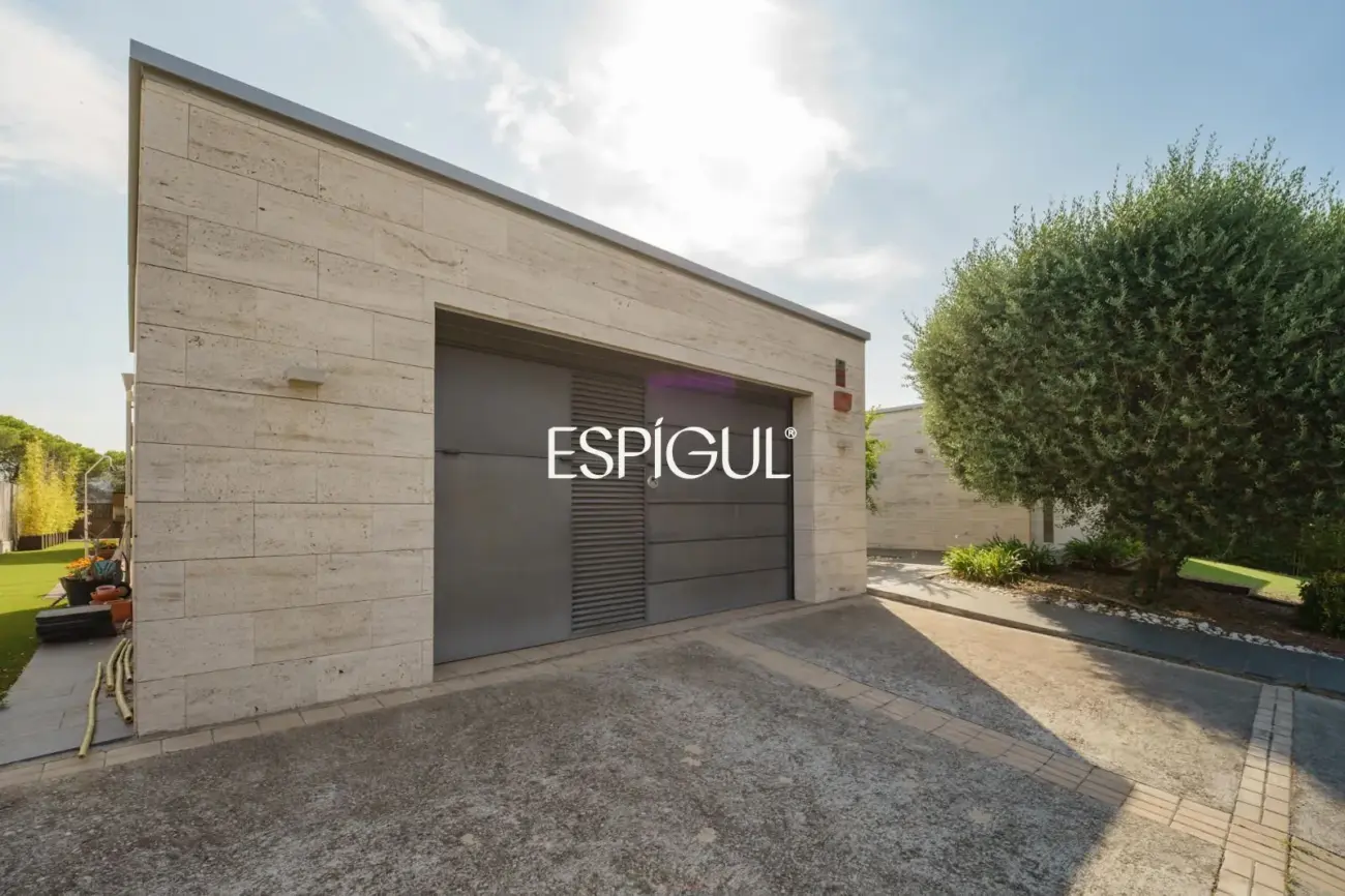 Exclusiva casa de diseño con piscina privada y vistas al club de golf de Vallromanes