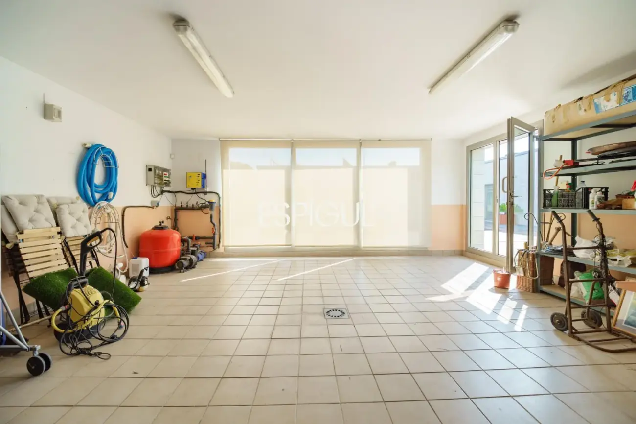 Exclusiva casa de diseño con piscina privada y vistas al club de golf de Vallromanes