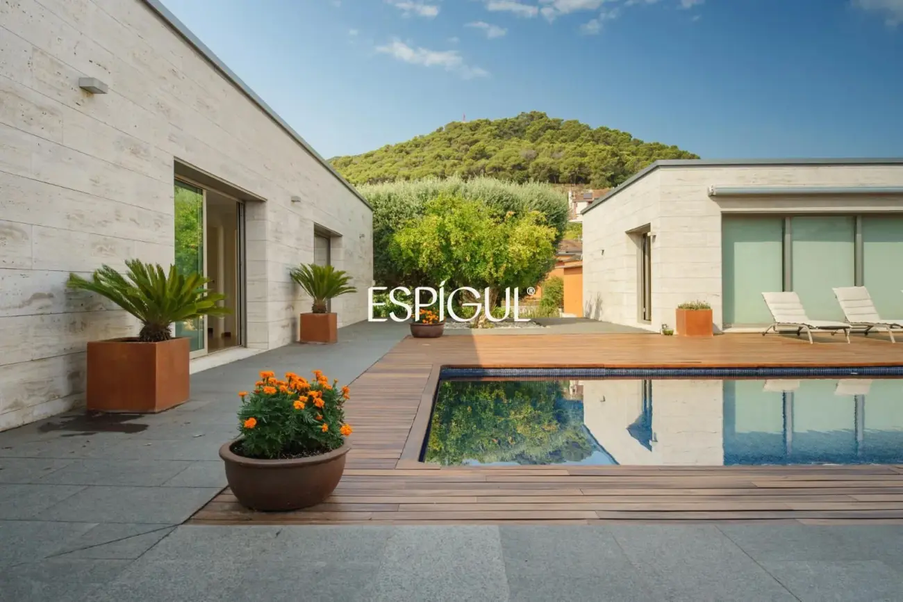 Exclusiva casa de diseño con piscina privada y vistas al club de golf de Vallromanes