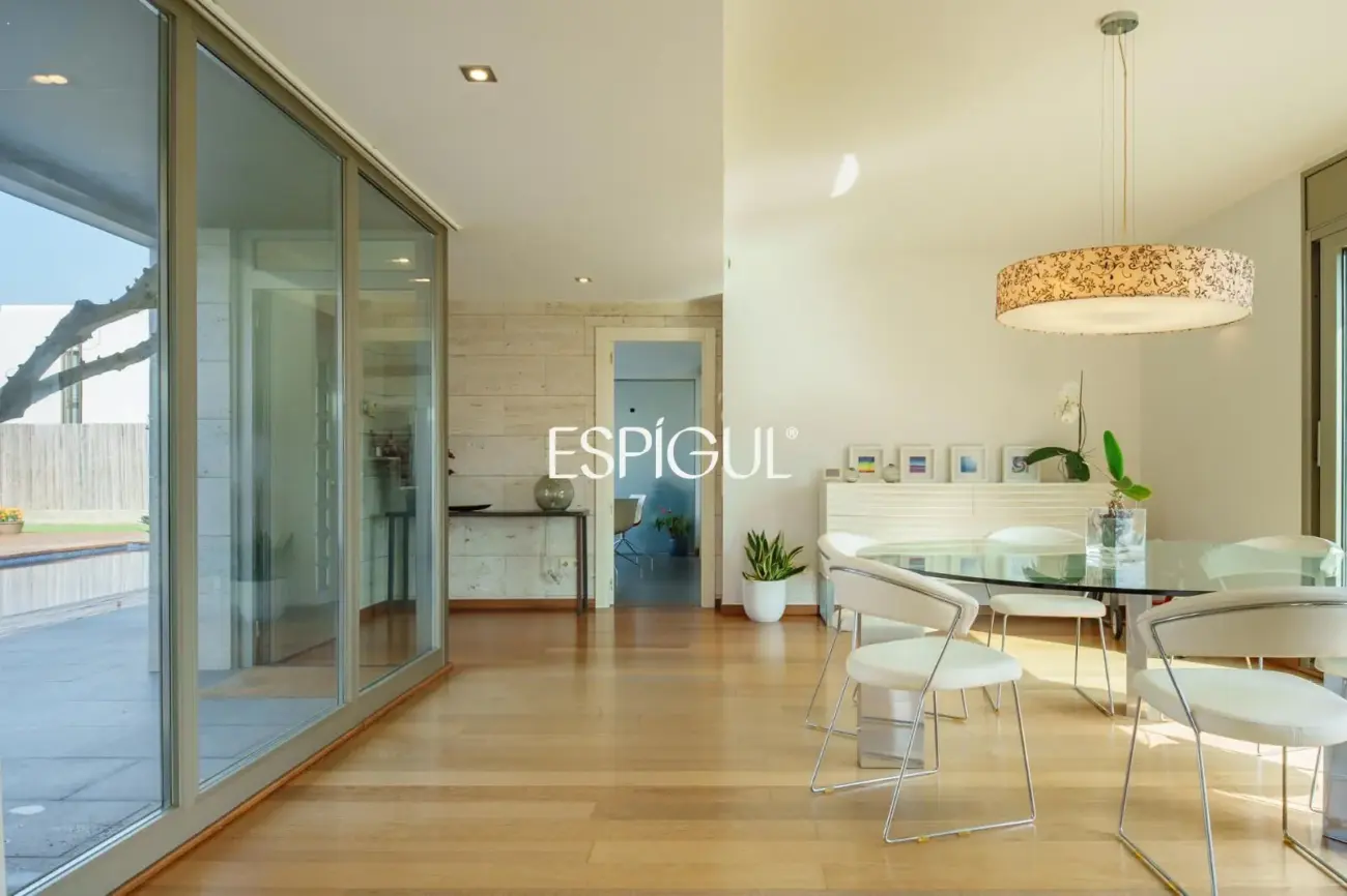Exclusiva casa de diseño con piscina privada y vistas al club de golf de Vallromanes