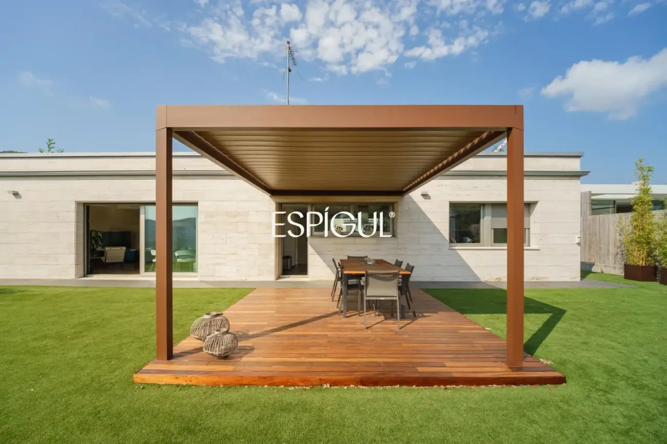 Exclusiva casa de diseño con piscina privada y vistas al club de golf de Vallromanes