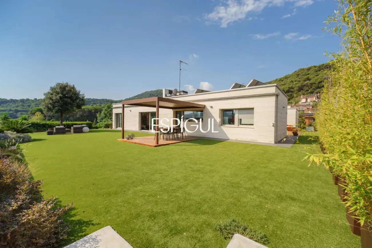 Exclusiva casa de diseño con piscina privada y vistas al club de golf de Vallromanes