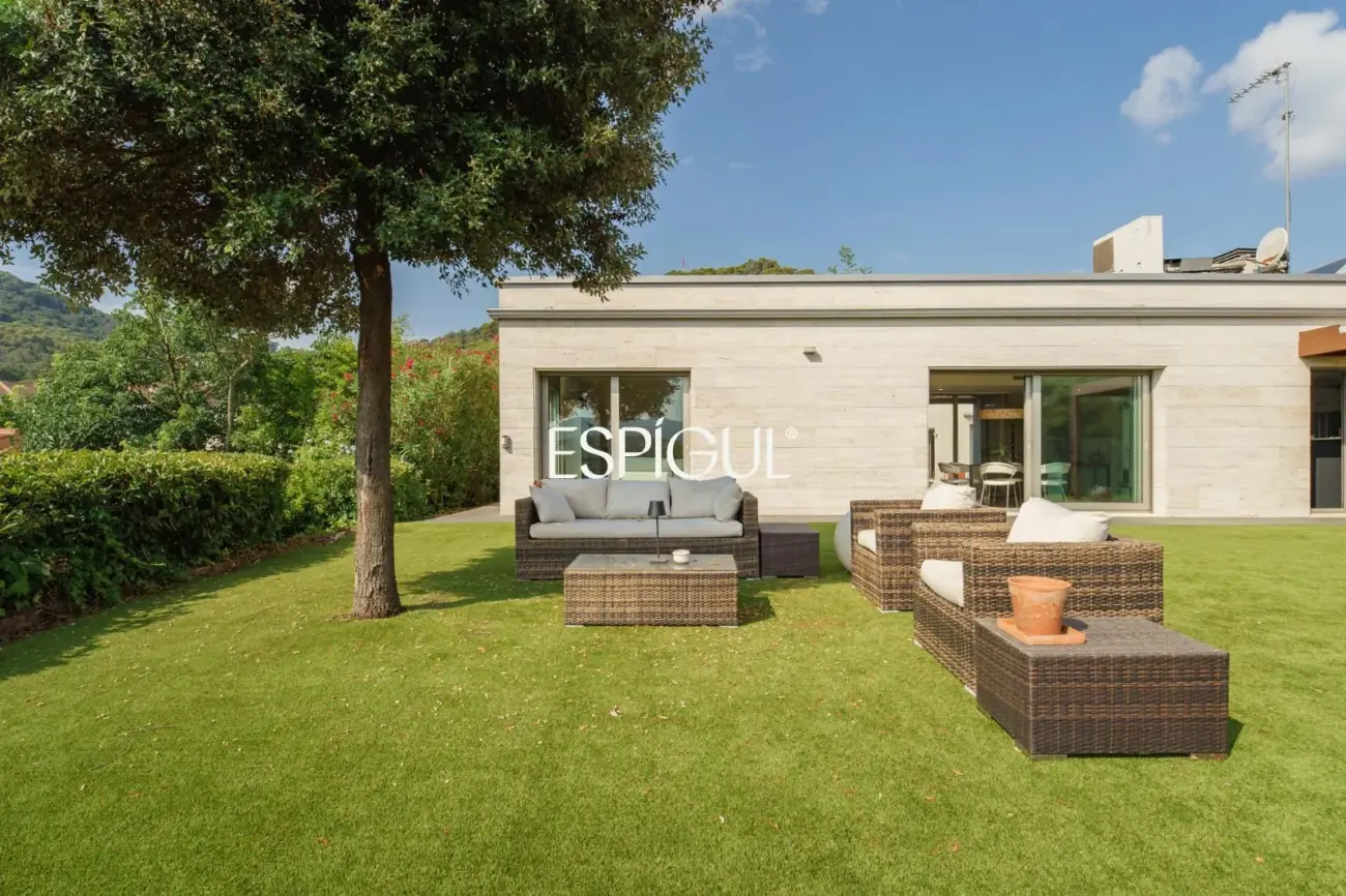 Exclusiva casa de diseño con piscina privada y vistas al club de golf de Vallromanes