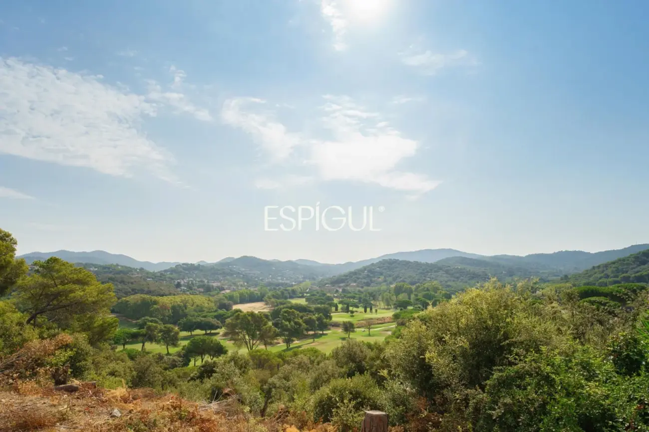 Exclusiva casa de diseño con piscina privada y vistas al club de golf de Vallromanes