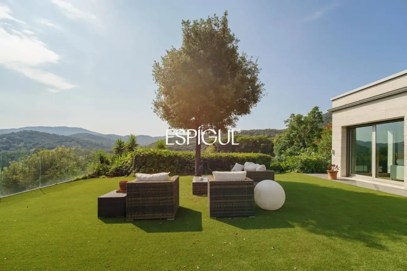 Exclusiva casa de diseño con piscina privada y vistas al club de golf de Vallromanes