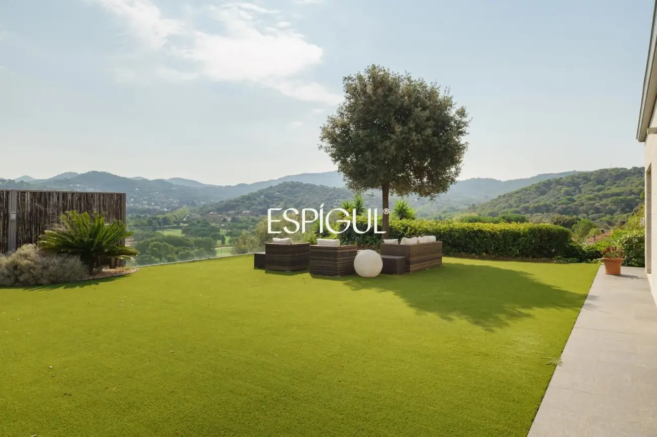 Exclusiva casa de diseño con piscina privada y vistas al club de golf de Vallromanes