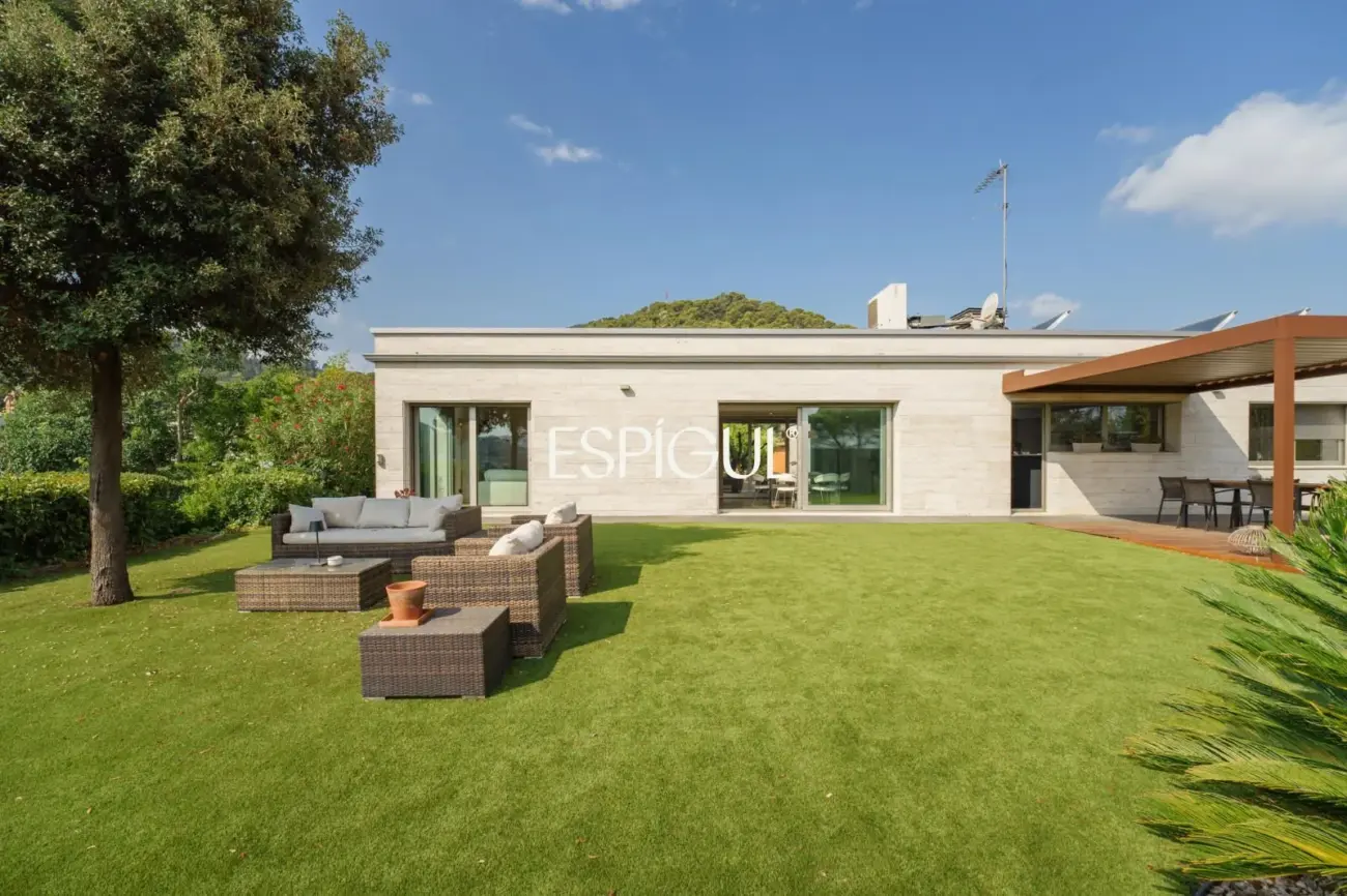 Exclusiva casa de diseño con piscina privada y vistas al club de golf de Vallromanes