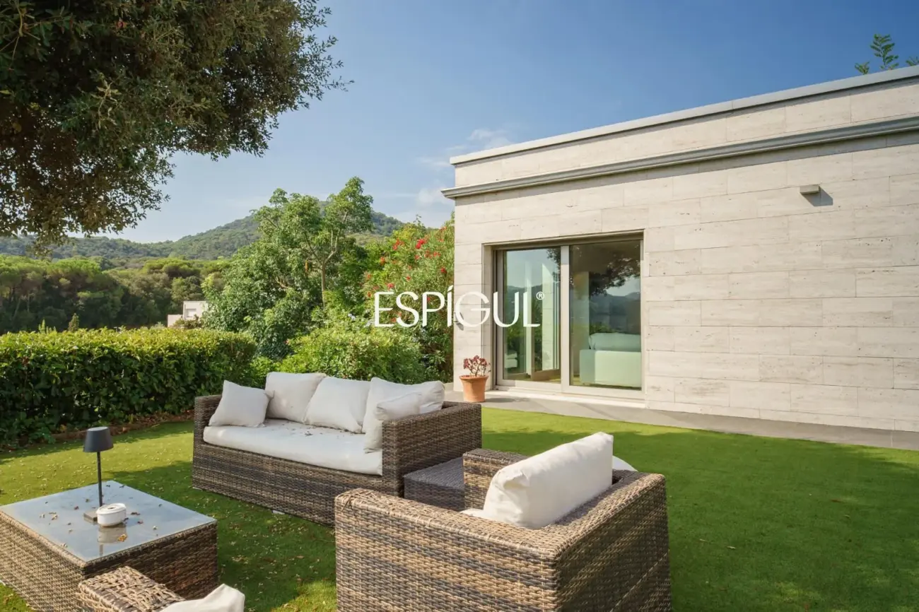 Exclusiva casa de diseño con piscina privada y vistas al club de golf de Vallromanes