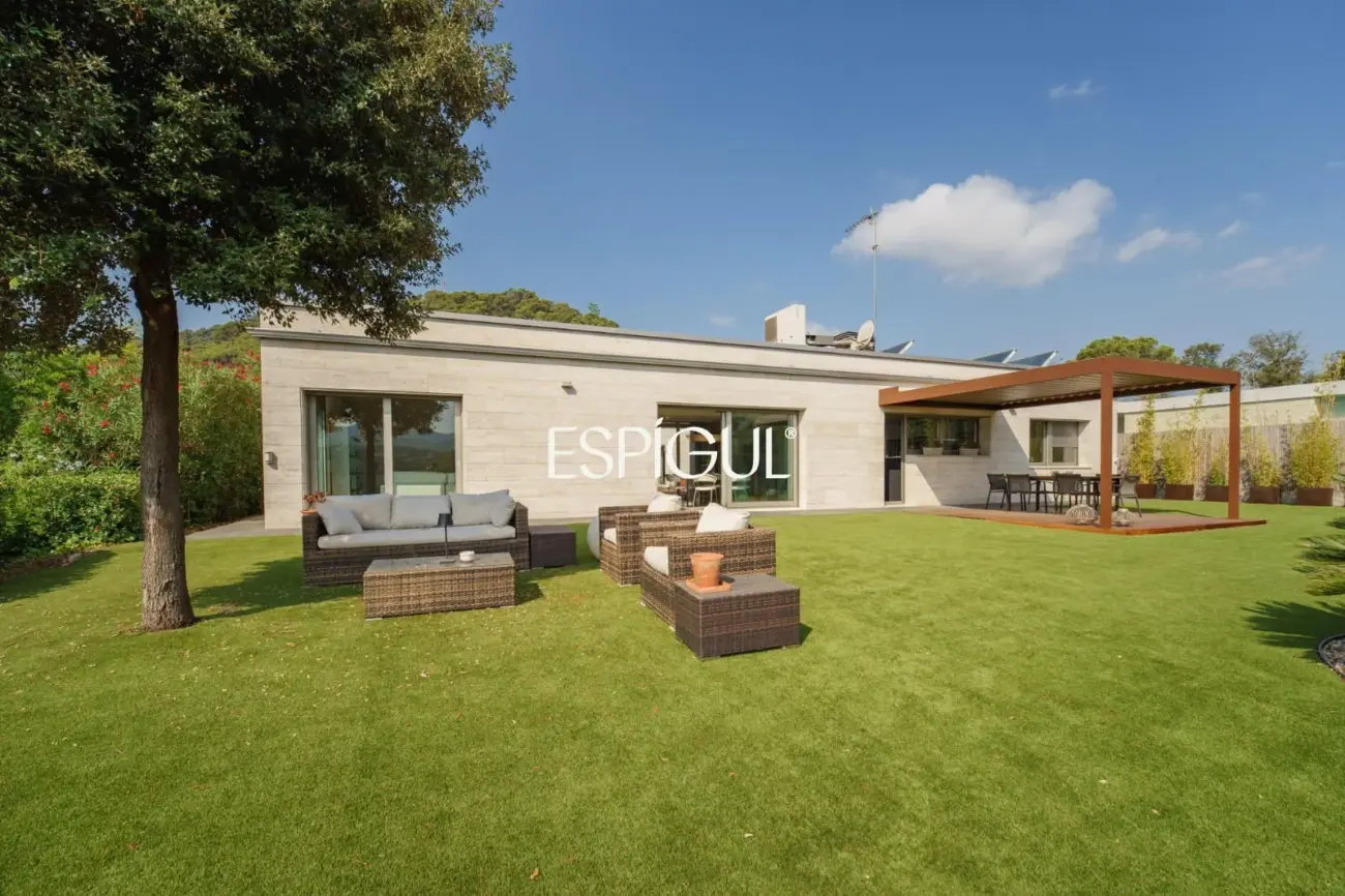 Exclusiva casa de diseño con piscina privada y vistas al club de golf de Vallromanes