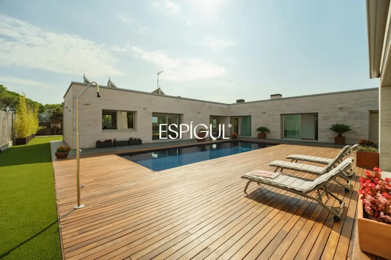 Exclusiva casa de diseño con piscina privada y vistas al club de golf de Vallromanes