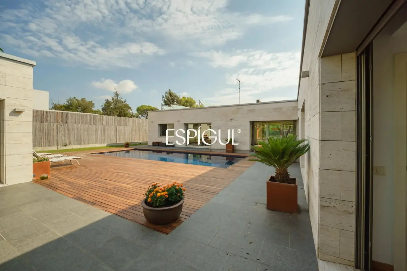 Exclusiva casa de diseño con piscina privada y vistas al club de golf de Vallromanes