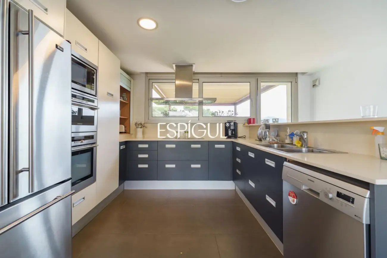 Exclusiva casa de diseño con piscina privada y vistas al club de golf de Vallromanes