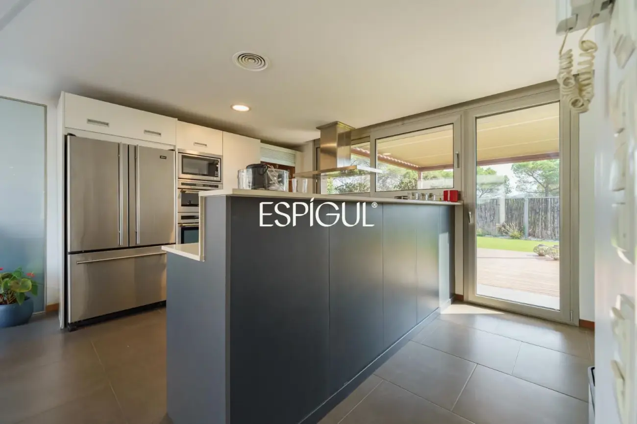 Exclusiva casa de diseño con piscina privada y vistas al club de golf de Vallromanes