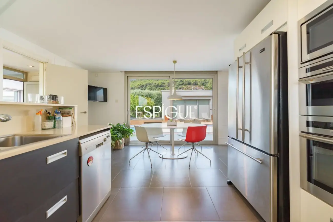 Exclusiva casa de diseño con piscina privada y vistas al club de golf de Vallromanes