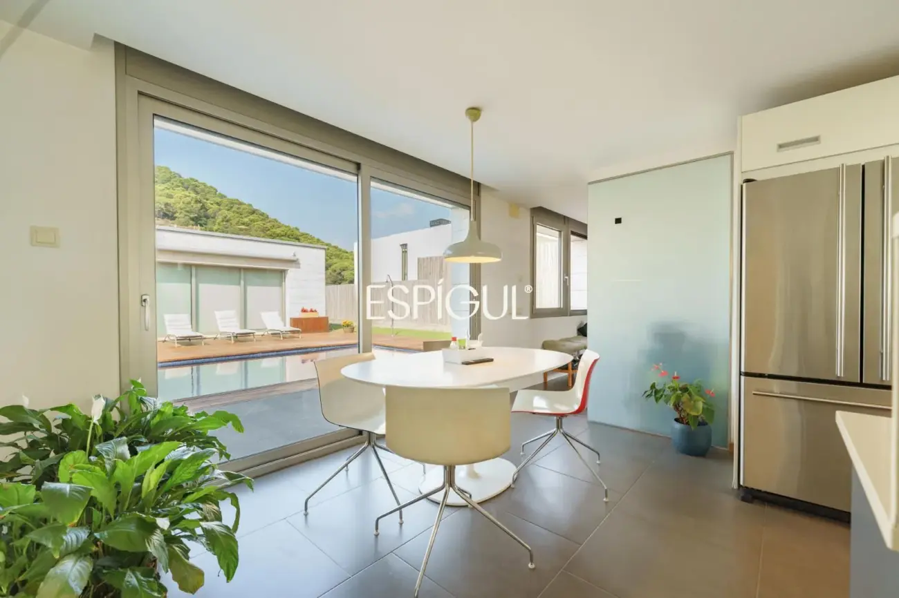 Exclusiva casa de diseño con piscina privada y vistas al club de golf de Vallromanes