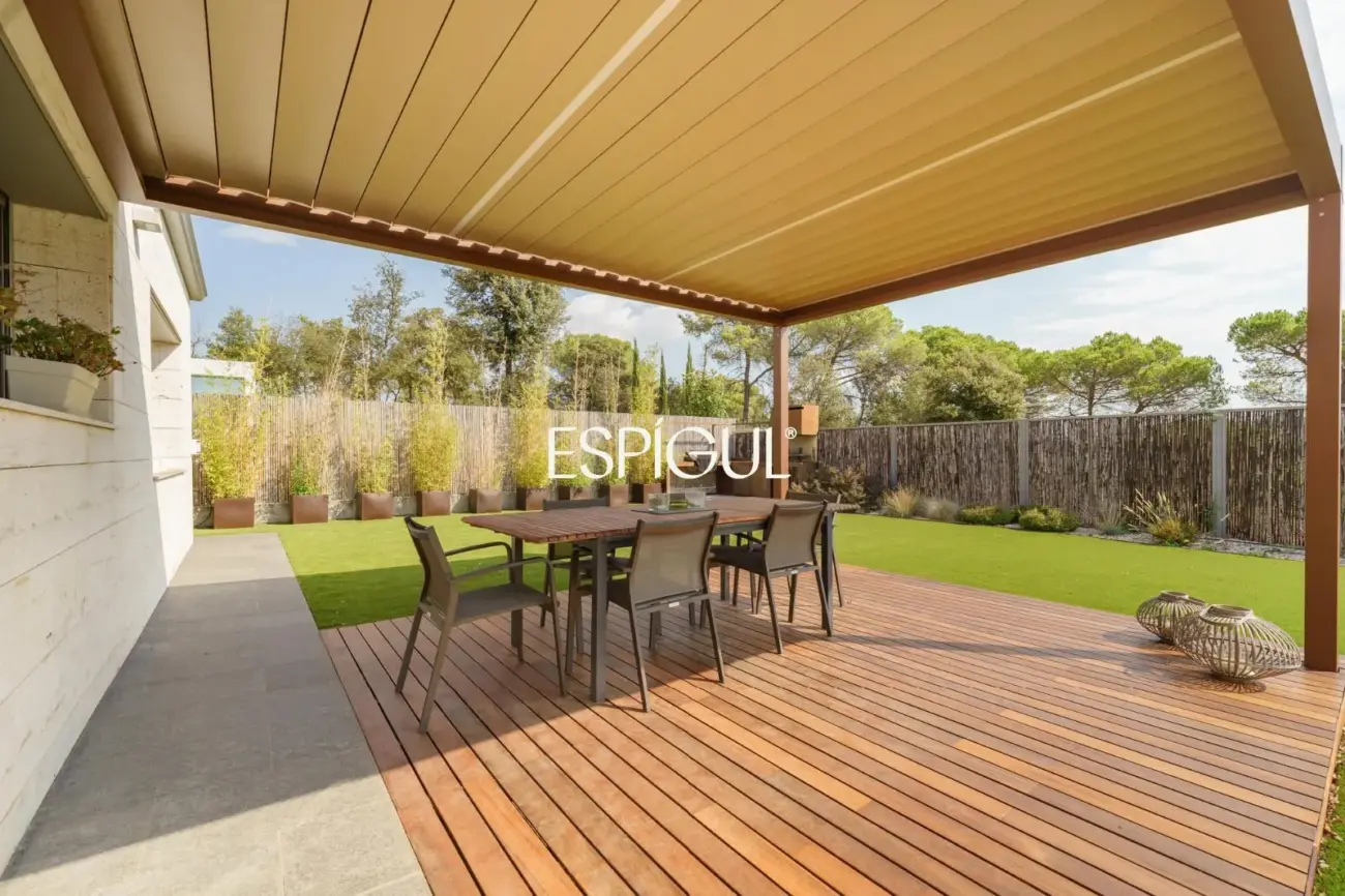 Exclusiva casa de diseño con piscina privada y vistas al club de golf de Vallromanes