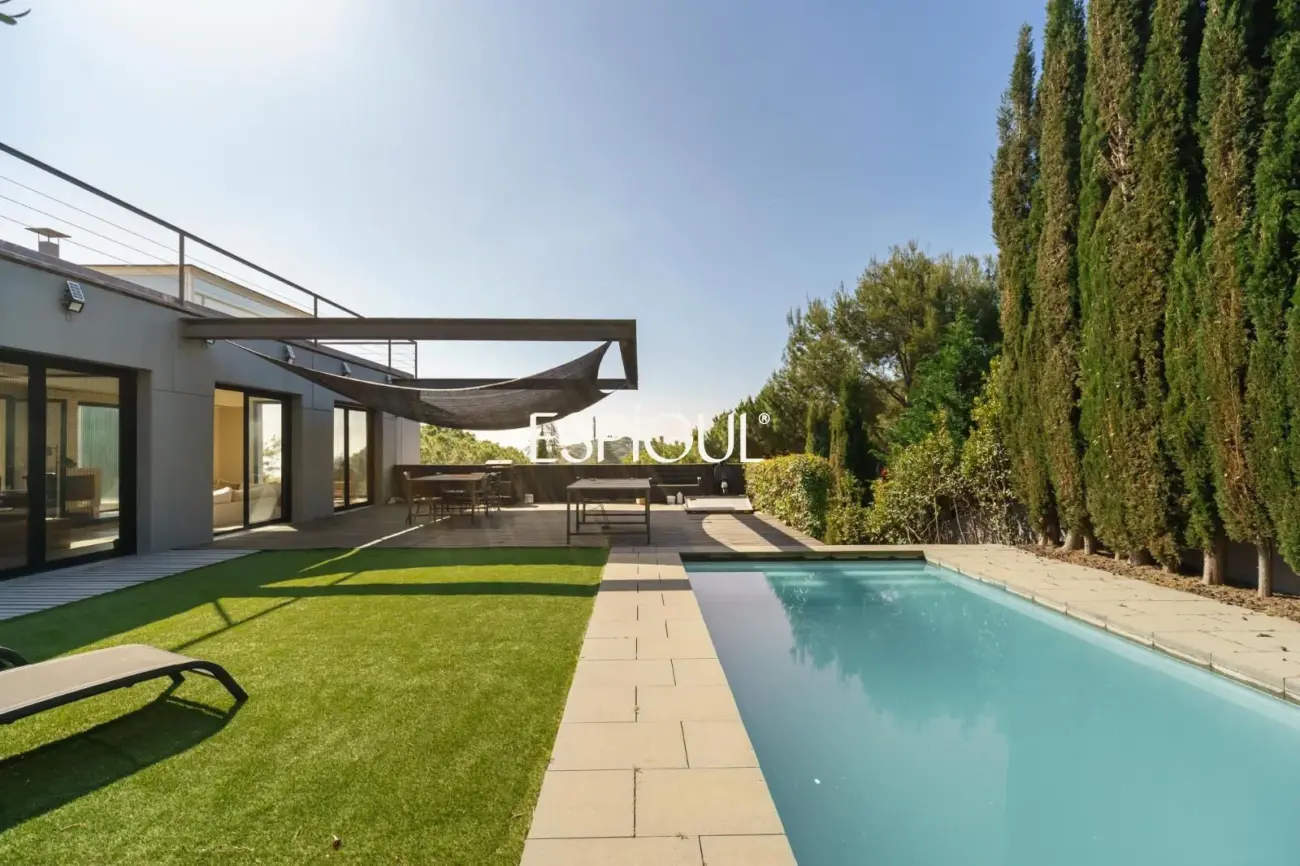 Exclusiva propiedad reformada con piscina y jardín en Premià de Dalt