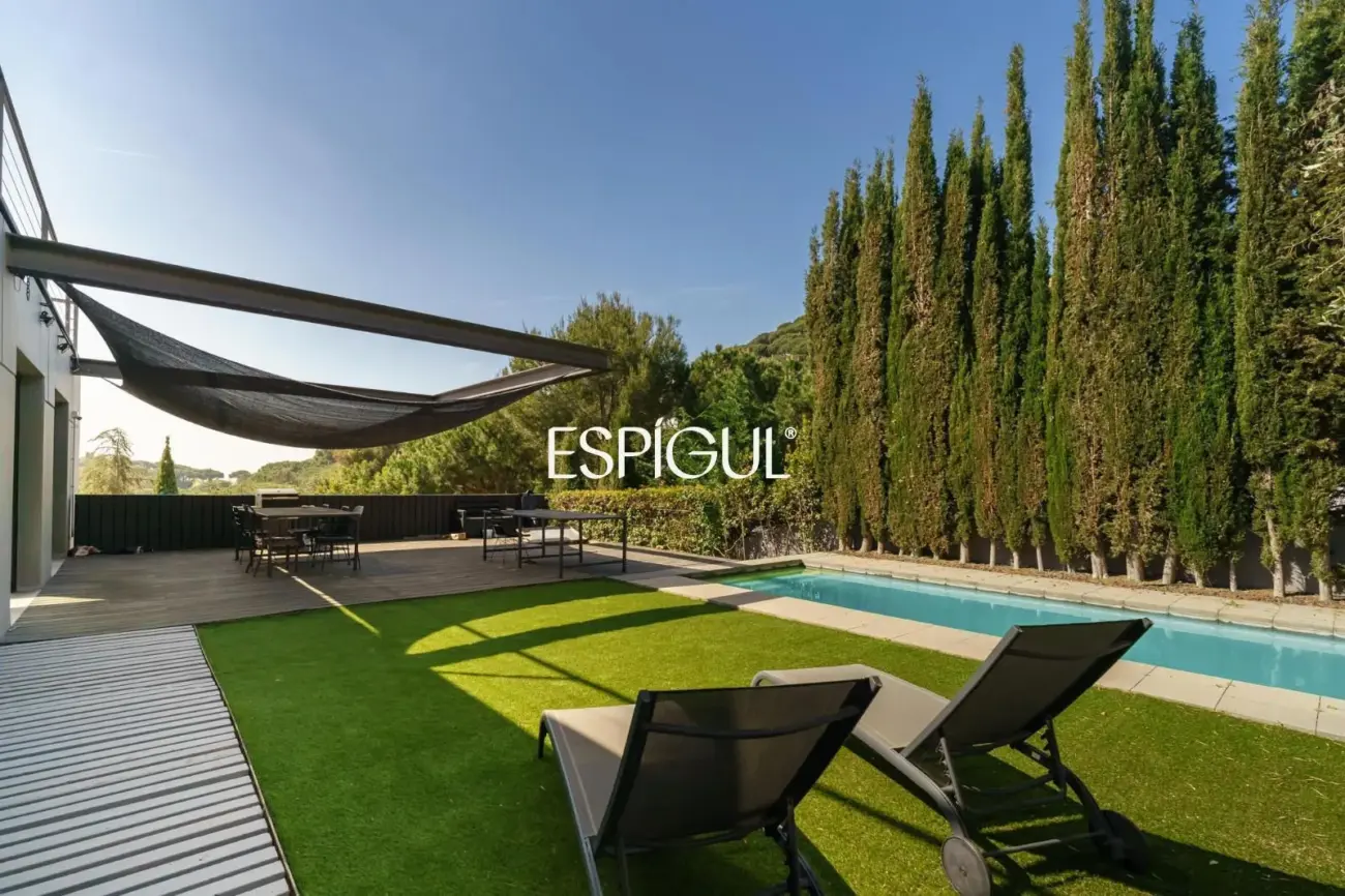 Exclusiva propiedad reformada con piscina y jardín en Premià de Dalt