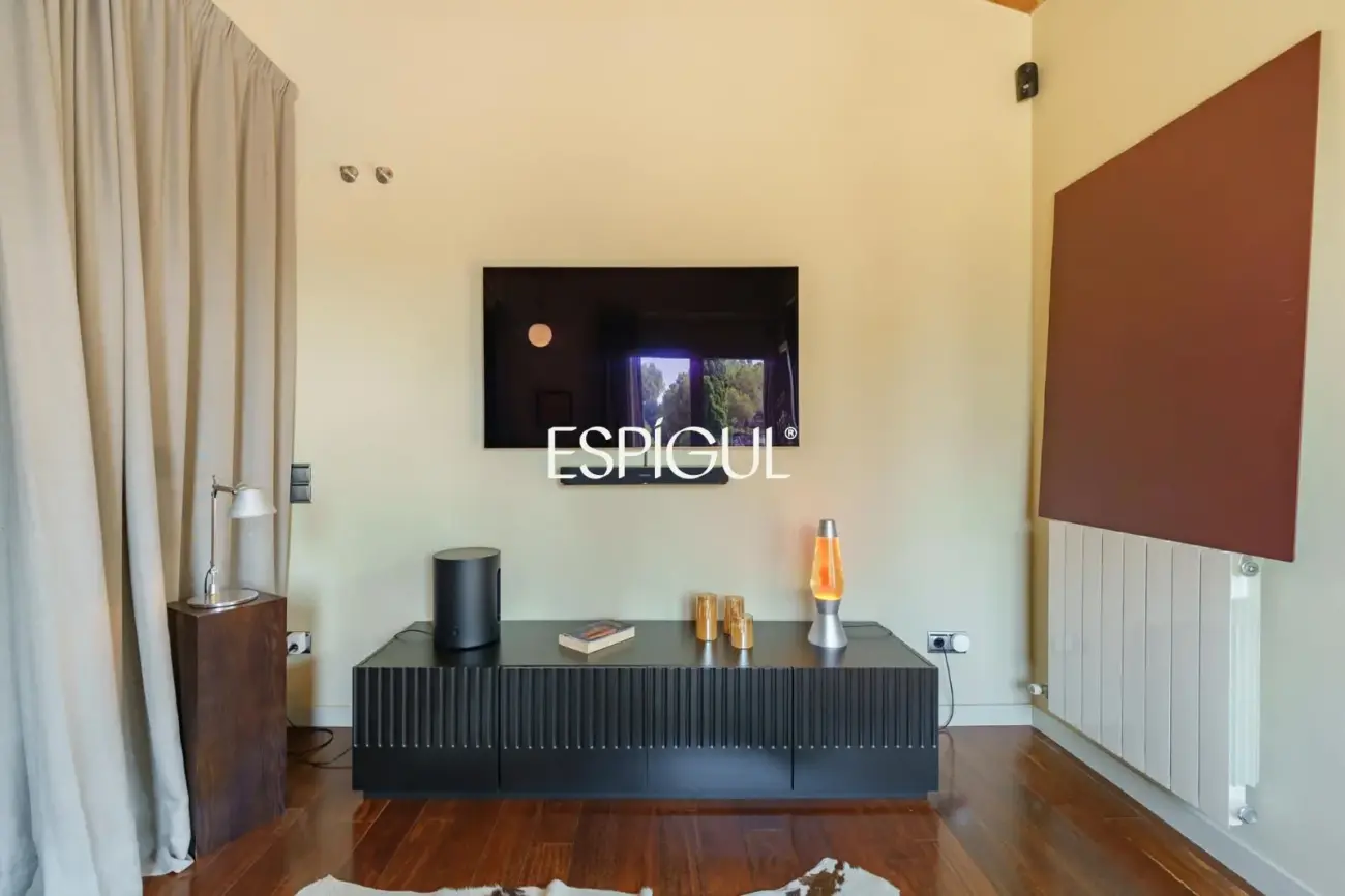 Exclusive Refurbished Property in Collserola: Design, Mountain Views, and Supreme Tranquility