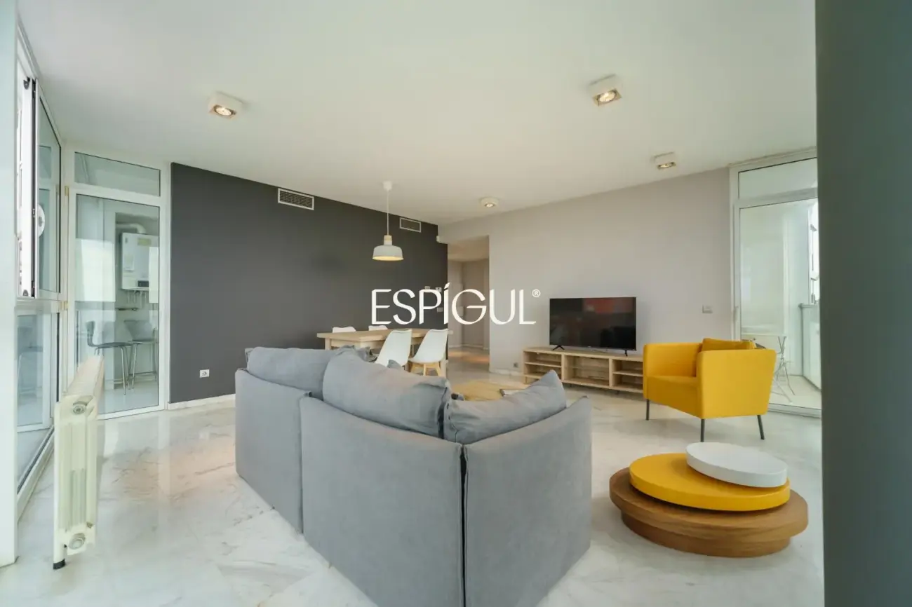 Exclusiva vivienda frente al mar en edificio de Ricardo Bofill