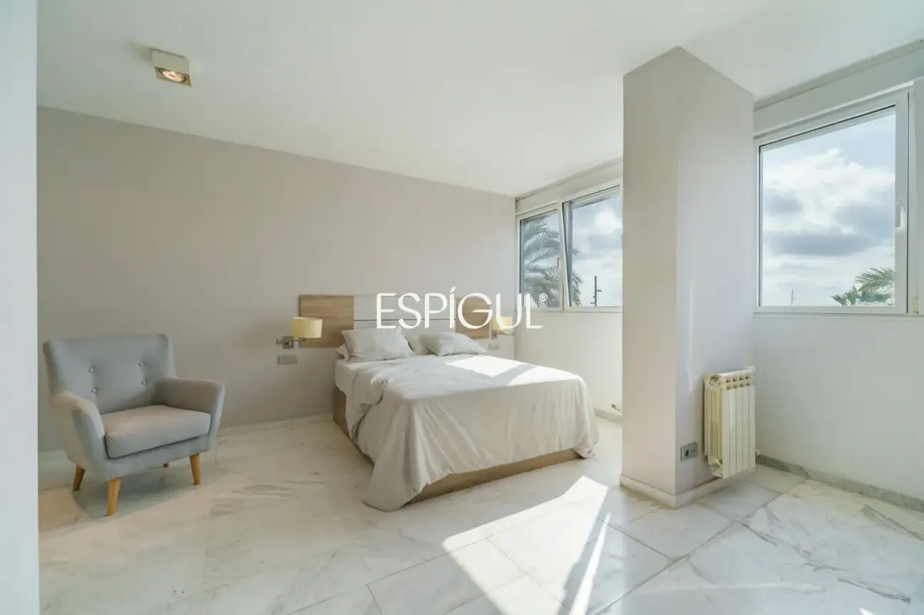 Exclusiva vivienda frente al mar en edificio de Ricardo Bofill