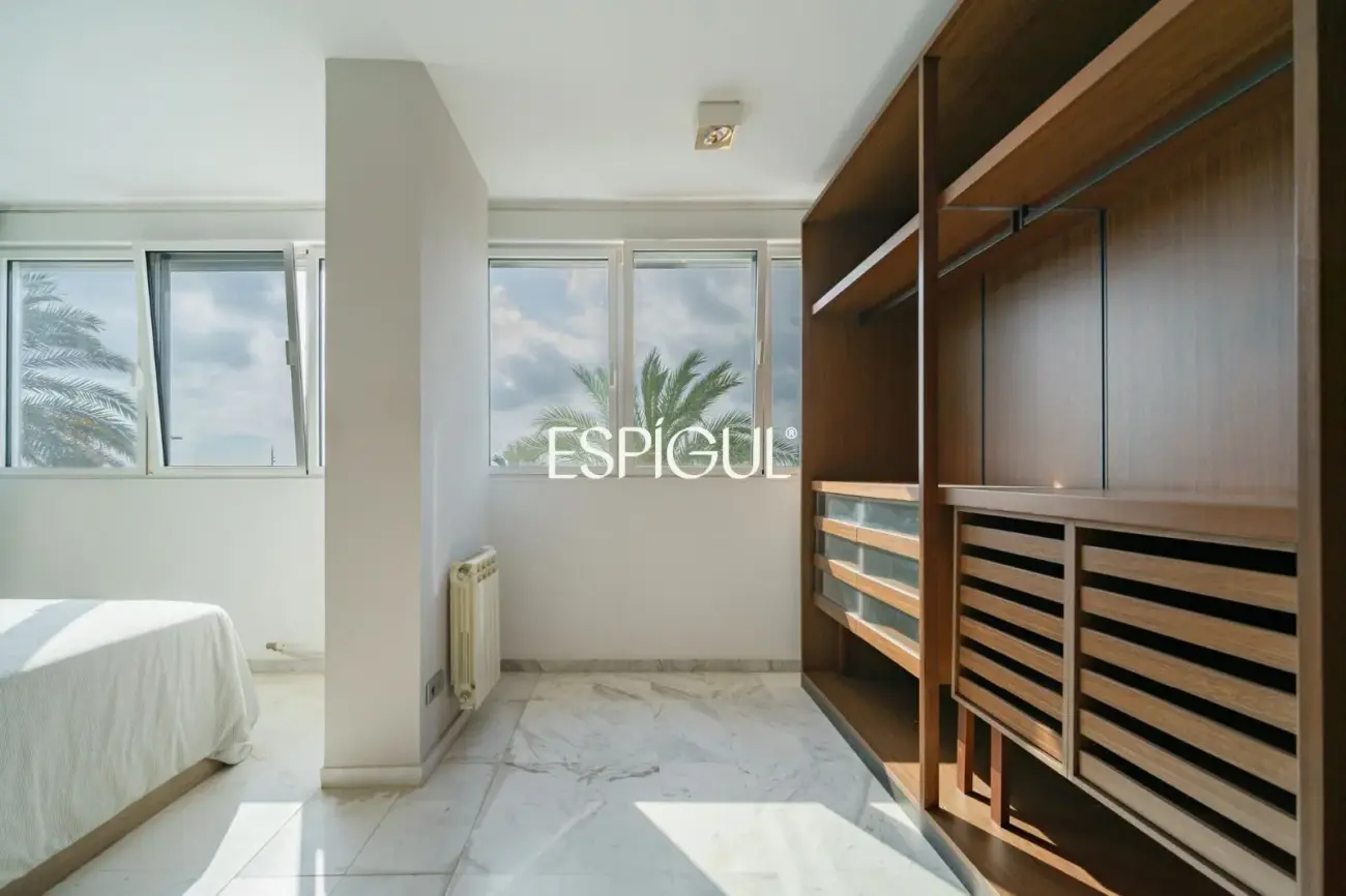 Exclusiva vivienda frente al mar en edificio de Ricardo Bofill