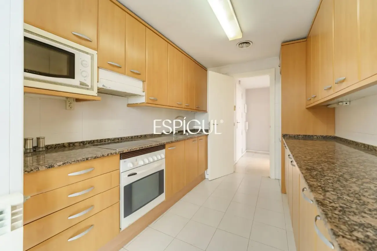 Exclusiva vivienda frente al mar en edificio de Ricardo Bofill