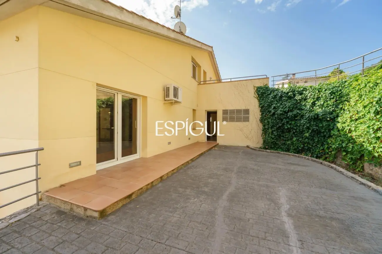 Magnífica casa unifamiliar con amplios espacios y vistas panorámicas en Vallromanes