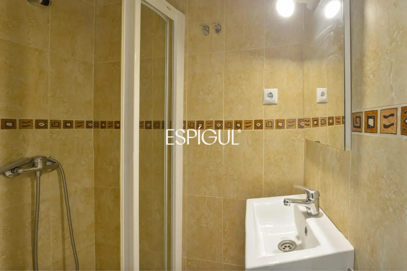 Piso en venta exterior y reformado en Palacio, Centro