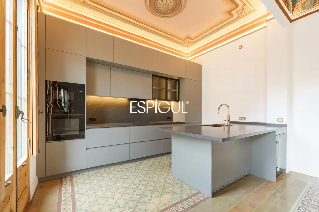 Piso muy luminoso y de diseño junto a Passeig de Gràcia