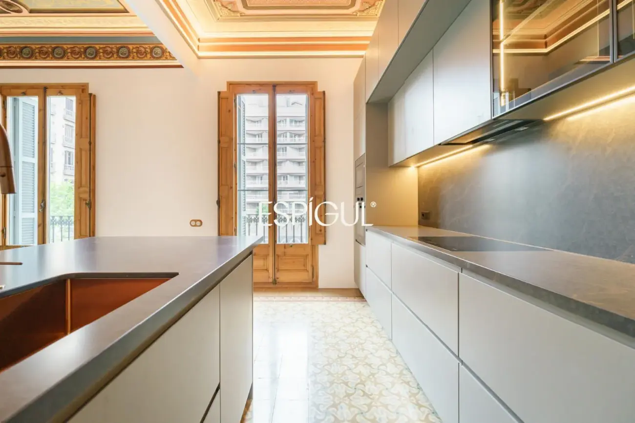 Piso muy luminoso y de diseño junto a Passeig de Gràcia