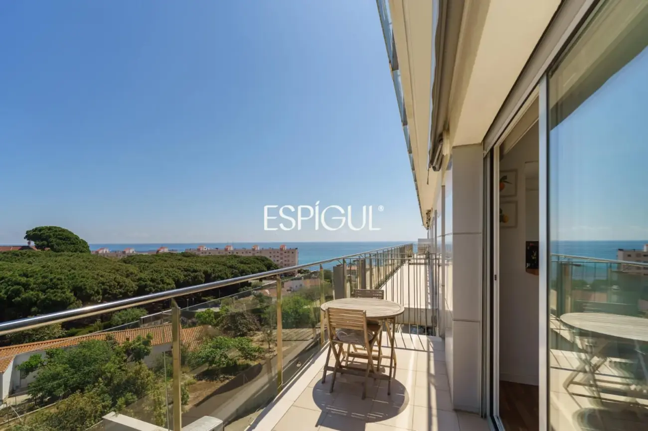Piso semi nuevo con vistas al mar, dos plaza de parquing y piscina comunitaria en Llavaneres